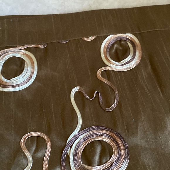 Elegant table runner. - Picture 3 of 4